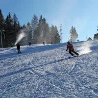 Odličen prvi smučarski dan, v nedeljo tudi smučanje do parkiri&scaron;ča