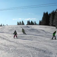Odličen prvi smučarski dan, v nedeljo tudi smučanje do parkiri&scaron;ča