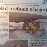 Gradbeni delavci so zaradi vstopa države v schengenski režim 
začeli odstranjevati prve objekte na mejnih prehodih z Italijo in 
tako tudi fizično odpirati mejo. 