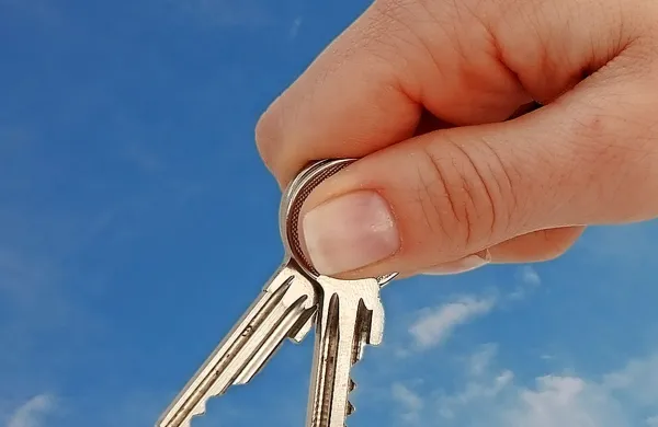 Temeljito prečesal prostore, na&scaron;el avtomobilske ključe in se odpeljal