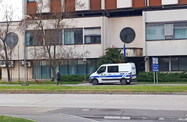 Tudi včeraj popoldne so na sodišču zasliševali prevoznika ilegalnih 
prebežnikov.