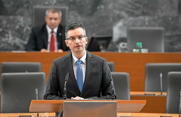 V odgovoru na vprašanje poslanke NSi Ive Dimic je Šarec 
izpostavil, da bo v zdravstvu treba ukrepati zlasti v sistemu 
javnega naročanja in okrepiti informacijsko tehnologijo, ki je 
zastarela in nepovezana. 