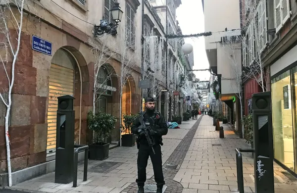 V Franciji so v zvezi s torkovim napadom na božičnem sejmu v 
Strasbourgu prijeli še dva osumljenca.