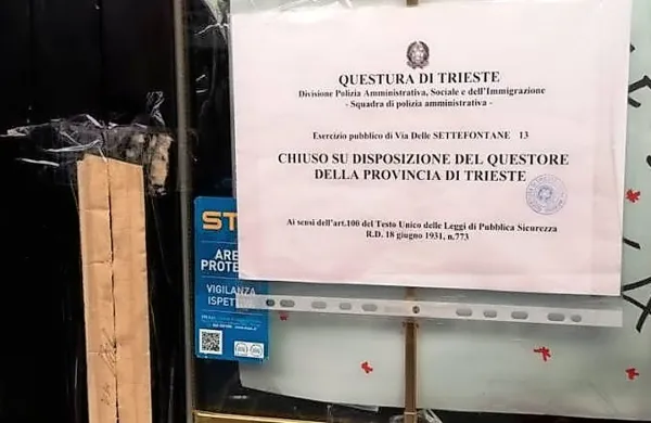 Pretekli četrtek je v baru Deea v Ul. Settefontane v zgodnjih 
jutranjih urah prišlo do množičnega pretepa, v katerem je bilo 
udeleženih približno 20 gostov.