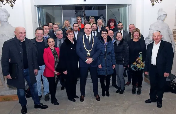Župan Đenio Zadković in piranski občinski svetniki.