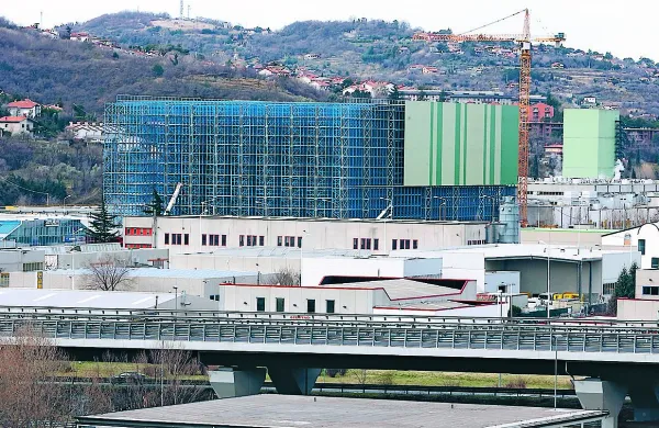 V enega največjih obratov in skladišč za testenine podjetja Pasta 
Zara, ki je v Miljah tik ob mejnem prehodu Škofije, prihaja 
Barilla.