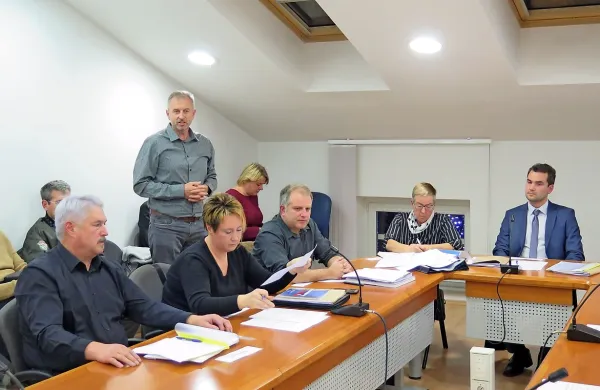 Na ustanovni seji je Erik Modic nagovoril svetnike. Program 
največje svetniške skupine Svež kraški veter (na fotografiji) je 
podoben županovem, zato težav pri podpori ni pričakovati.  