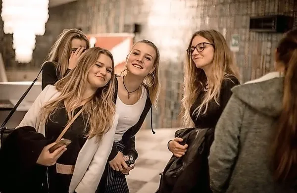 Mladi se v gledališču z veseljem družijo tudi po predstavi.