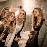 Mladi se v gledališču z veseljem družijo tudi po predstavi.