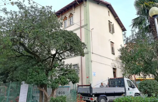 Za  rastjem se skriva    pročelje s kamnoseško oblikovanimi detajli in  
okni  v obliki  beneške trifore.  