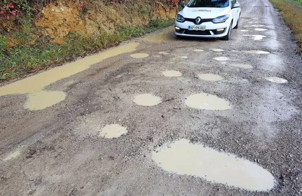 50 ton drobljenca za sanacijo lukenj na cesti