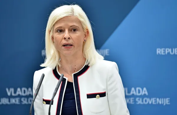 Ministrica za delo, družino, socialne zadeve in enake možnosti 
Ksenija Klampfer