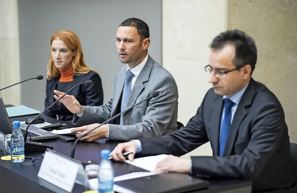 Na novinarski konferenci Banke Slovenije so predstavili publikaciji 
Napovedi makroekonomskih gibanj v Sloveniji in Poročilo o 
finančni stabilnosti. Na fotografiji: direktorica Analitsko-raziskovalnega centra Arjana Brezigar Masten, namestnik guvernerja 
Primož Dolenc ter direktor oddelka finančna stabilnost in makrobonitetna politika Tomaž Košak.