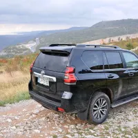 Vožnja z land cruiserjem  je vedno znova pravi užitek. Na cesti se 
izkaže kot zelo dober potovalnik, medtem ko na terenu z lahkoto 
premaguje večino ovir. 