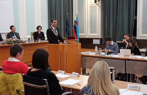 Miklavič je danes popoldne mestne svetnike prvič nagovoril kot 
župan. 