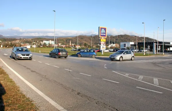 Občina namerava prihodnje leto nevarno križišče pri Hoferju 
spremeniti v krožišče. 