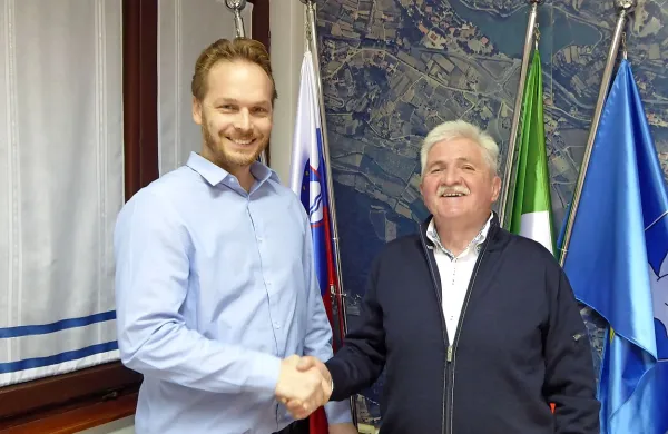 “Ne se bati delati in niti poveseliti, še zlasti   ob krajevnem 
prazniku,”  je Maks Filipčič (desno) položil na srce svojemu 
nasledniku   Matjažu Gergeti. 