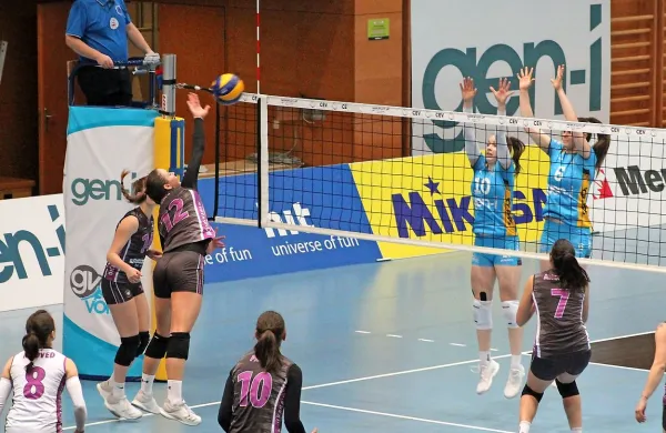 Modri Pia Blažič in Ana Zaplotnik bosta proti lanskim soigralkam v 
Calcitu še posebej motivirani.