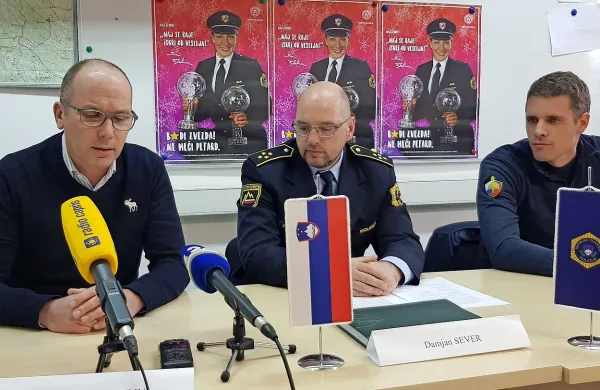 Mladen Gasparini, Damjan Sever in Jan Brodar (z leve) so včeraj 
opozorili na posledice, ki jih lahko povzroči nespametna uporaba 
pirotehničnih izdelkov.