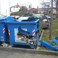 V prazničnih dneh petarde pogosto letijo v zabojnike za smeti.