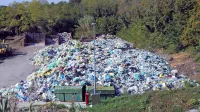 V zbirnih centrih komunalnih podjetij se je odpadna embalaža 
začela kopičiti po tistem, ko so DROE sklenile, da ne bodo 
prevzemale embalaže, za katero ni plačana embalažnina.  Na sliki 
deponija Okolja Piran v Dragonji  konec oktobra. 