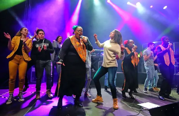 V zaključni Celebration se je pevkam in pevcem iz zbora Harlem 
Gospel Choir na odru pridružil tudi del občinstva.