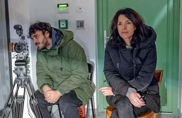 Snemalec Fabris Šulin in avtorica, režiserka Anja Medved.