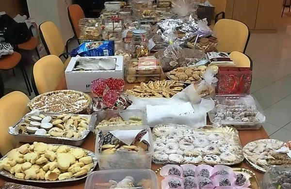 Včeraj so zapakirali pecivo, ki ga bodo danes in jutri delili 
uporabnikom pomoči na domu v šestih goriških občinah.  