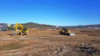 V podjetju Adria Produkt, ki je novi lastnik obsežne parcele v 
obrtni coni Srmin, so naročili čiščenje terena, saj so neznanci tja 
dolga leta odlagali vsakovrstni material in kosovne odpadke. 