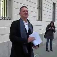 Boris Popovič ob izhodu iz občinske stavbe