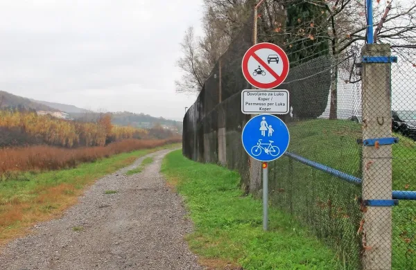 Občina Ankaran bi rada preplastila gospodarsko-servisno pot ob 
severni ograji Luke Koper.