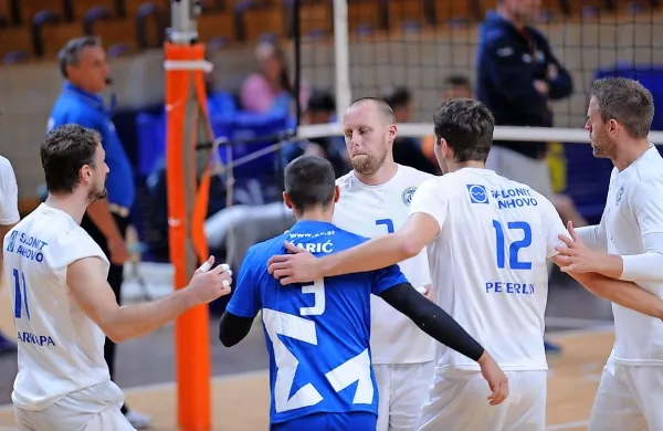   Ob 18.30 se začenja  še tekma med domačim Salonitom Anhovo in 
branilcem pokalne lovorike, ljubljanskim ACH Volleyjem.