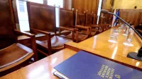 Poslanci SDS in SNS so vložili predlog ustavne obtožbe zoper 
predsednika vlade Marjana Šarca zaradi nespoštovanja odločbe 
ustavnega sodišča glede financiranja zasebnega šolstva.