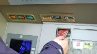Te dni se zaposleni v uspešnih podjetjih veselijo izplačila božičnice, 13. plače ali kakšne druge 
nagrade. 

