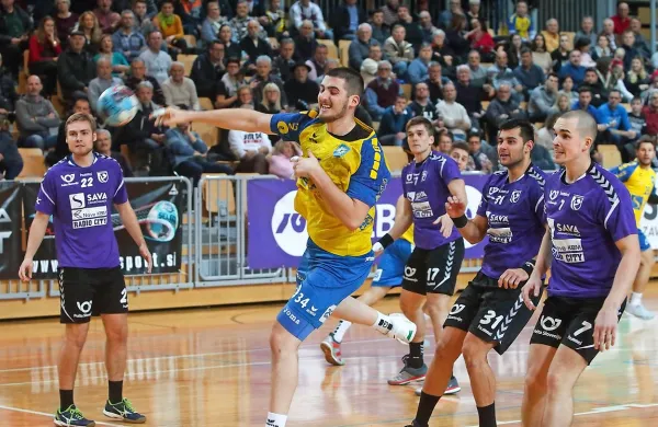 Rok Marić (z žogo) pričakuje, da bo Gorenje padlo v Bonifiki.