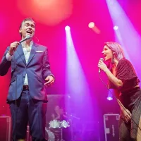 Pri pesmi Soba 102 se je Janu Plestenjaku na odru pridružila Lea 
Sirk, ki je  s samostojnim nastopom tudi odprla koncert.