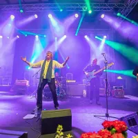 Danilo Kocjančič Friends so razgreli občinstvo z zimzelenimi Si še 
jezna name, Pogum, Dobrodošli in ostalimi.