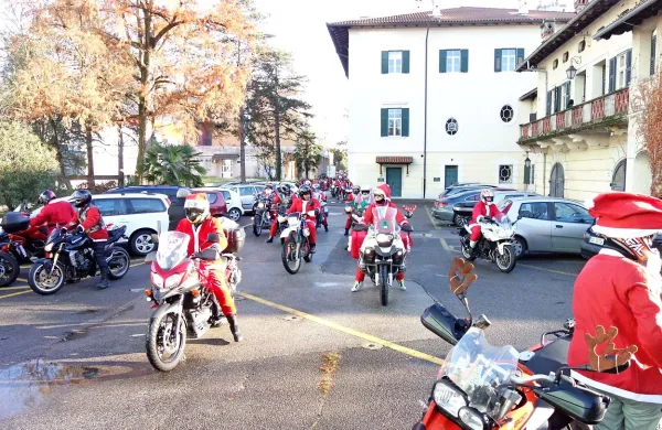 Skoraj 130 Božičkov na motorjih se je danes, že dvanajstič 
odpravilo na že tradicionalno dobrodelno božično pot, s katero 
vsako leto obdarujejo male bolne prijatelje z oddelka za invalidno 
mladino Stara Gora. 