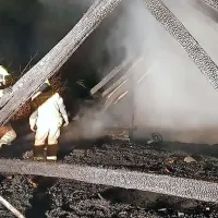 Gasilci sredi noči gasili senik