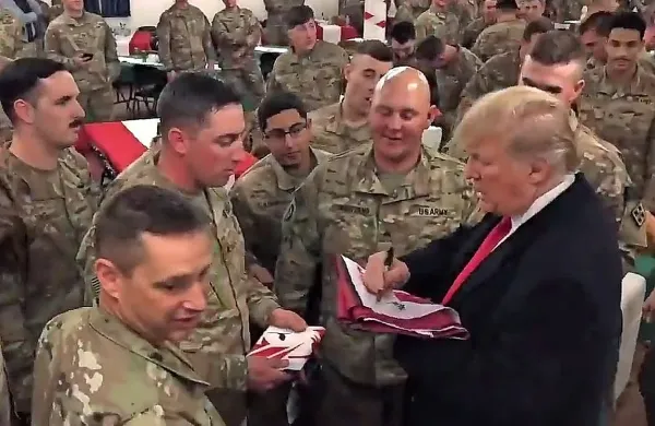 

Med nekajurnim obiskom pri ameriških vojakih v Iraku se je 
ameriški predsednik Donald Trump srečal z okoli sto pripadniki 
specialnih enot in ločeno s poveljniki.