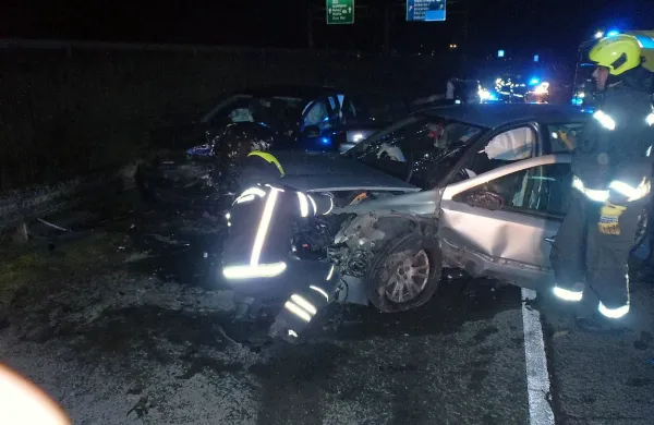 Gasilci in cestarji so morali v torek s ceste spraviti kar štiri razbite 
avtomobile. 