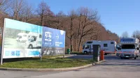 Zavezanci za plačilo turistične takse bodo po novem tudi turisti, ki 
bodo prenočevali v avtodomih, a sedanja ureditev parkirišča  
Postojnske jame pobiranja takse ne omogoča.