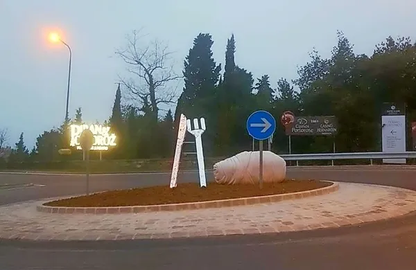 Krajani so se danes zjutraj presenečeno zastrmeli v krožišče na 
Koprski cesti, od koder je včeraj sicer izginil napis Sarmalandija, a 
sta se namesto njega pojavila ogromna nož in vilica. 
