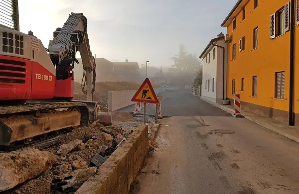 Frenkovo cesto so raz&scaron;irili in zgradili pločnik