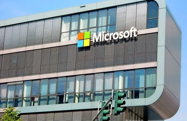 Microsoft je v letu dni svojo borzno vrednost povečal za 14 
odstotkov na 754 milijard dolarjev (661 milijard evrov) in se s 
tretjega povzpel na prvo mesto.