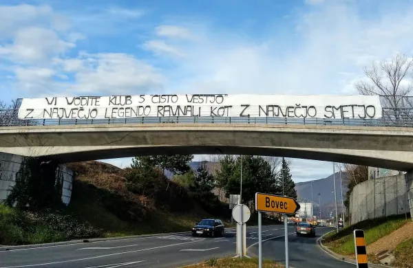 Praznična okrasitev Nove Gorice je med božičem in novim letom 
dobila prav poseben, nogometni dodatek, ki ga je sprožila 
menjava trenerja pri edinem primorskem prvoligašu. 