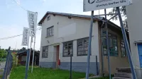 Poslovno-proizvodni kompleks propadlega podjetja Sec na Baču 
je letos spomladi kupila družba Anepremičnine. Podjetje Tethis, ki 
je nekaj časa v delu teh prostorov nadaljevalo proizvodnjo dvigal, 
je konec novembra v stečaju.  