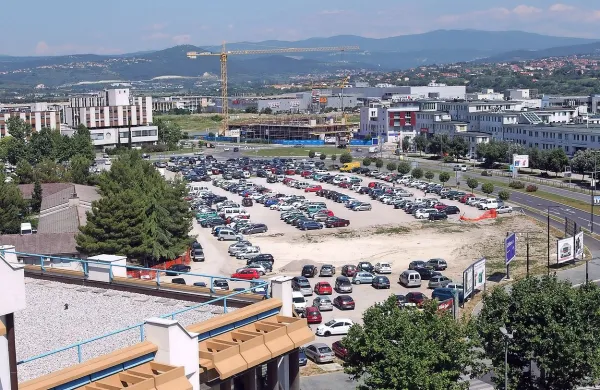 V Grafistu napovedujejo, da se bodo nasproti koprske banke 
kmalu lotili gradnje podzemne garažne hiše.