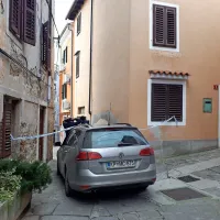 Dostop do Tartinijeve ulice je omejen s policijskimi trakovi. 