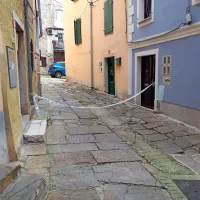 Dostop do Tartinijeve ulice je omejen s policijskimi trakovi.